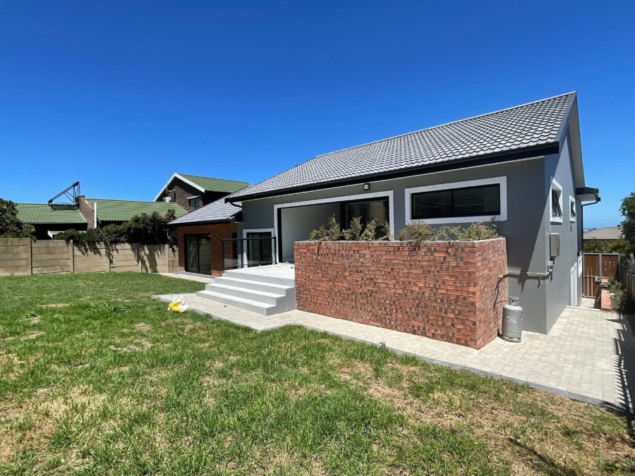 3 Bedroom Property for Sale in Wavecrest Eastern Cape